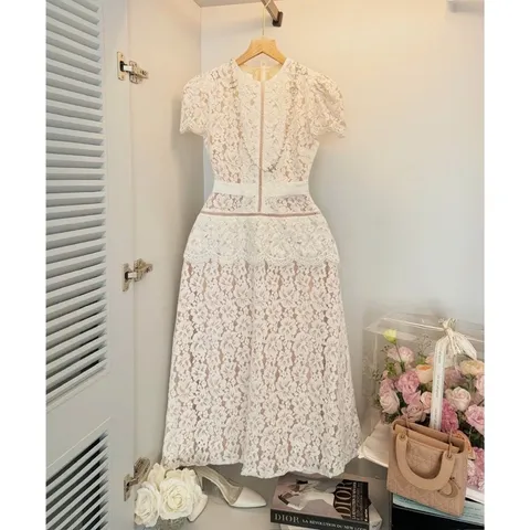 Đầm dáng dài hoạ tiết ren  phối tầng xinh xắn tôn dáng sang chảnh Màu trắng kem Hàng có sẵn giao ngay 1S1L Có đủ size