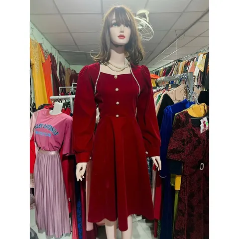 ĐẦM NHUNG ĐỎ DÁNG XÒE DÀI ĐÍNH NGỌC TRAI Giá 290k Hàng có sẵn giao ngay L Chất liệu Nhung cao cấp Màu đỏ đô