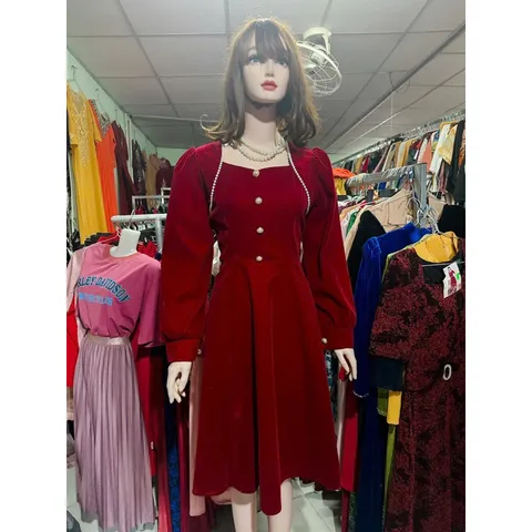 ĐẦM NHUNG ĐỎ DÁNG XÒE DÀI ĐÍNH NGỌC TRAI Giá 290k Hàng có sẵn giao ngay L Chất liệu Nhung cao cấp Màu đỏ đô