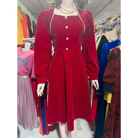 ĐẦM NHUNG ĐỎ DÁNG XÒE DÀI ĐÍNH NGỌC TRAI Giá 290k Hàng có sẵn giao ngay L Chất liệu Nhung cao cấp Màu đỏ đô