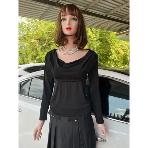 Áo cổ đổ màu đen và đỏ
