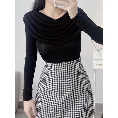 Áo cổ đổ màu đen và đỏ