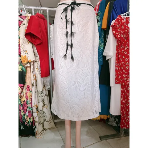 Chân váy ren dáng dài Màu trắng, đúp lót 2 lớp Hàng có sẵn giao ngay Eo có bo chun phía sau co giãn dễ mặc Giá 220k