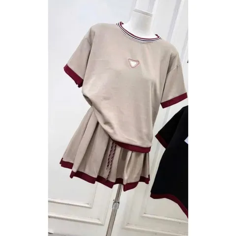 Set đồ nữ phối viền áo thun cổ bo chân váy xếp ly basic nhưng không đơn giản nàng nào cũng mê 