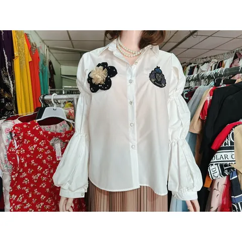Áo sơ mi đính kết nổi siêu đẹp Hàng có sẵn giao ngay Size SML Hàng siêu cấp chính chủ, tay cách điệu siêu đẹp Giá 380k