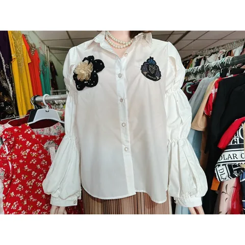 Áo sơ mi đính kết nổi siêu đẹp Hàng có sẵn giao ngay Size SML Hàng siêu cấp chính chủ, tay cách điệu siêu đẹp Giá 380k