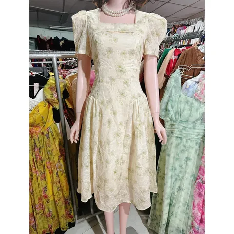 Đầm hoa cổ vuông chất thô boy. Dáng váy cổ vuông dễ mặc. lên phom dáng chuẩn luôn. - Size SM Hàng có sẵn giao ngay M