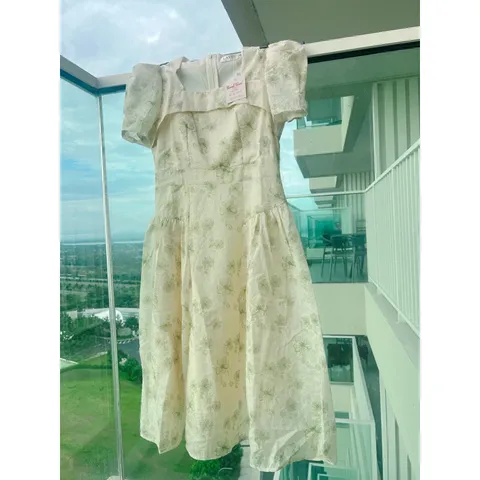 Đầm hoa cổ vuông chất thô boy. Dáng váy cổ vuông dễ mặc. lên phom dáng chuẩn luôn. - Size SM Hàng có sẵn giao ngay M