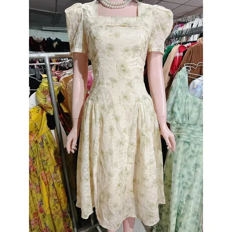 Đầm hoa cổ vuông chất thô boy. Dáng váy cổ vuông dễ mặc. lên phom dáng chuẩn luôn. - Size SM Hàng có sẵn giao ngay M