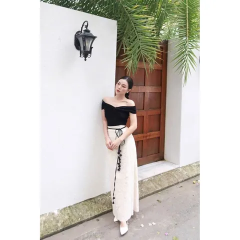 Set áo kèm chân váy ren , set áo có thể mặc lên vai hay trễ vai đều đẹp mix chân váy ren siêu sang chảnh Hàng coa sẵn