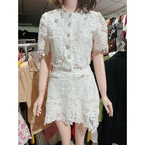 Set Ren sang trọng  Đính Nút Kèm Chân Váy Có Lót Chất Ren nổi cao cấp Hàng có sẵn giao ngay Size SML Màu trắng