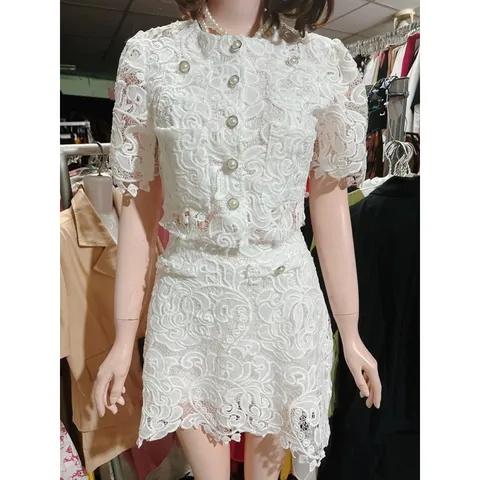 Set Ren sang trọng  Đính Nút Kèm Chân Váy Có Lót Chất Ren nổi cao cấp Hàng có sẵn giao ngay Size SML Màu trắng