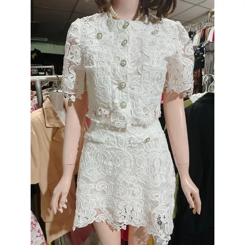 Set Ren sang trọng  Đính Nút Kèm Chân Váy Có Lót Chất Ren nổi cao cấp Hàng có sẵn giao ngay Size SML Màu trắng