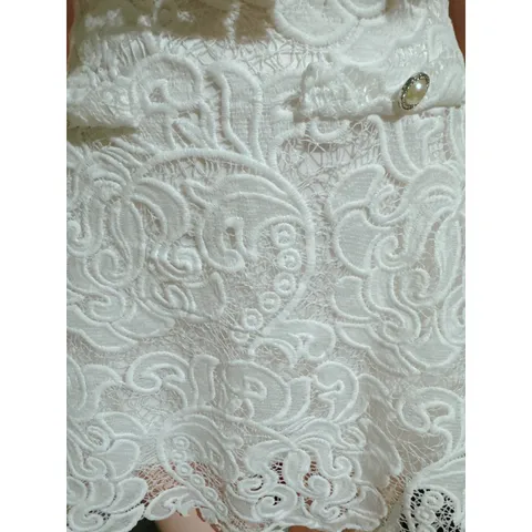 Set Ren sang trọng  Đính Nút Kèm Chân Váy Có Lót Chất Ren nổi cao cấp Hàng có sẵn giao ngay Size SML Màu trắng