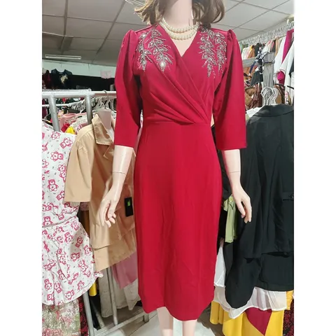 ĐẦM ĐÍNH ĐÁ SANG TRỌNG  Hàng có sẵn giao ngay Giá 390k Đủ size SMLXL Màu đỏ đô, đính kết tay thủ công tỉ mỉ