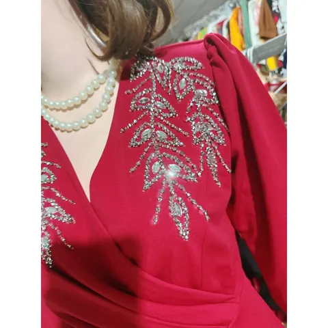 ĐẦM ĐÍNH ĐÁ SANG TRỌNG  Hàng có sẵn giao ngay Giá 390k Đủ size SMLXL Màu đỏ đô, đính kết tay thủ công tỉ mỉ