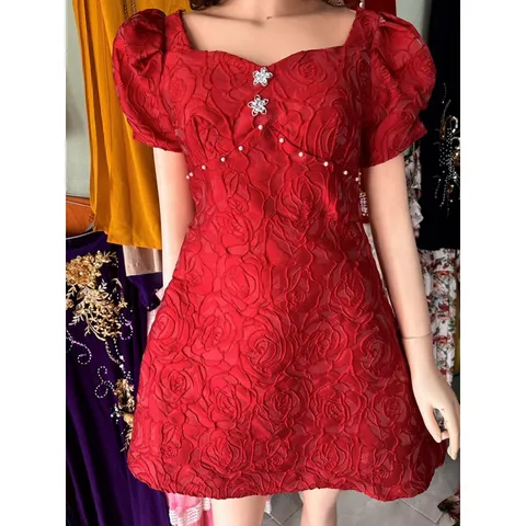 Đầm gấm hoa hồng nổi đính ngọc  siêu đẹp Hàng coa sẵn giao ngay L Giá 290k Chất liệu gấm hoa hồng , không nhăng Màu đỏ