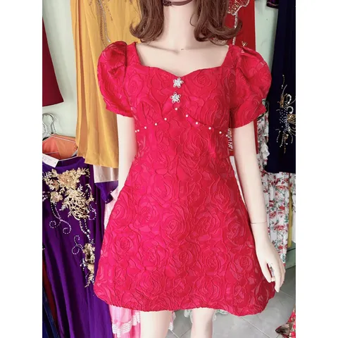 Đầm gấm hoa hồng nổi đính ngọc  siêu đẹp Hàng coa sẵn giao ngay L Giá 290k Chất liệu gấm hoa hồng , không nhăng Màu đỏ
