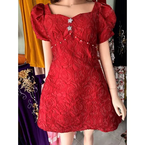 Đầm gấm hoa hồng nổi đính ngọc  siêu đẹp Hàng coa sẵn giao ngay L Giá 290k Chất liệu gấm hoa hồng , không nhăng Màu đỏ