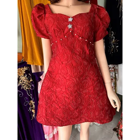 Đầm gấm hoa hồng nổi đính ngọc  siêu đẹp Hàng coa sẵn giao ngay L Giá 290k Chất liệu gấm hoa hồng , không nhăng Màu đỏ