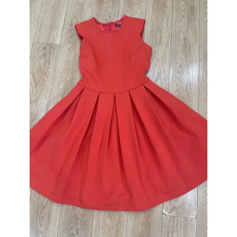 Đầm cam xếp ly phía sau dây kéo Chất liệu mango Giá 250k Hàng có sẵn giao ngay