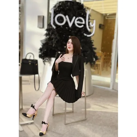 Set áo vest + đầm 2 dây dập ly mau đen Giá 299k Hàng co sẵn giao ngay