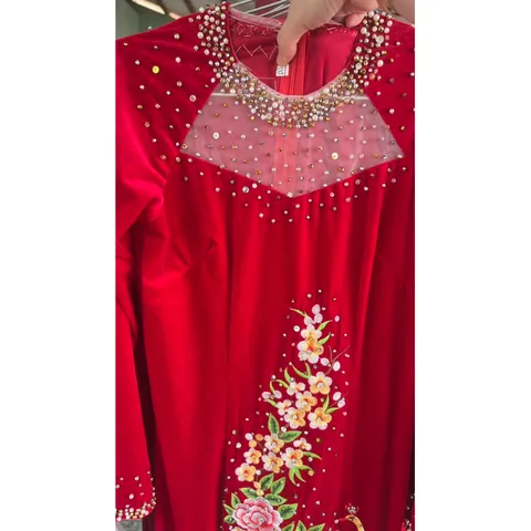Áo dài nhung thêu đính kết màu đỏ Giá 600k Hàng có sẵn giao ngay  Size 2XL và 4XL Quần 90k/ cái