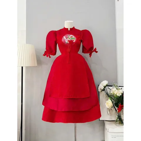 Đầm đỏ thêu hoa siêu đẹp Giá 320k Hàng có sẵn giao ngay Chất liệu gấm cao cấp, hàng đúp lót