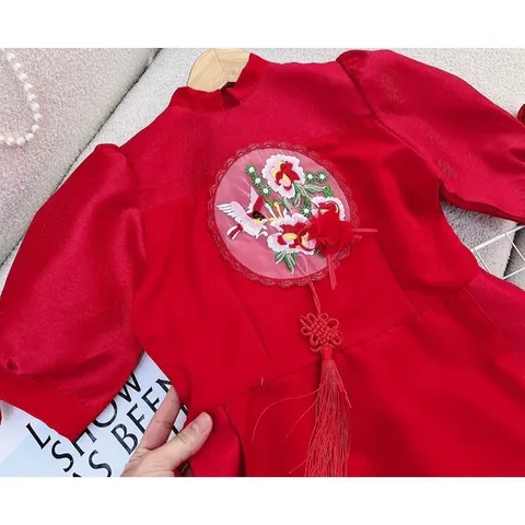 Đầm đỏ thêu hoa siêu đẹp Giá 320k Hàng có sẵn giao ngay Chất liệu gấm cao cấp, hàng đúp lót