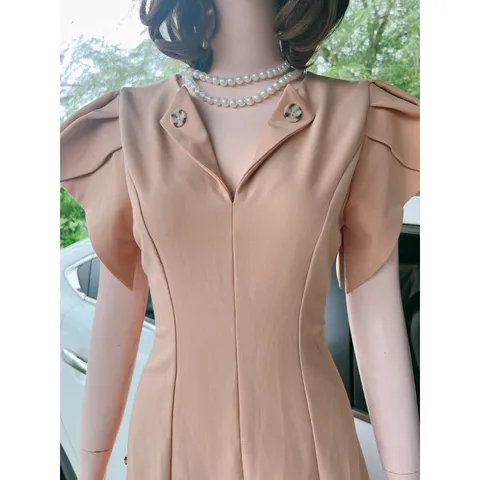 Đầm màu nude siêu xịn Giá 299k Hàng có sẵn giao ngay Mặc đi làm, cafe…. Co giãn nhẹ Đủ size SML