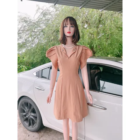 Đầm màu nude siêu xịn Giá 299k Hàng có sẵn giao ngay Mặc đi làm, cafe…. Co giãn nhẹ Đủ size SML