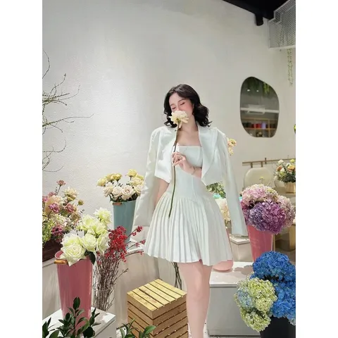 Set áo vest + đầm 2 dây dập ly mau trắng  Giá 299k/ set Hàng co sẵn giao ngay Chất liệu tuyết mưa