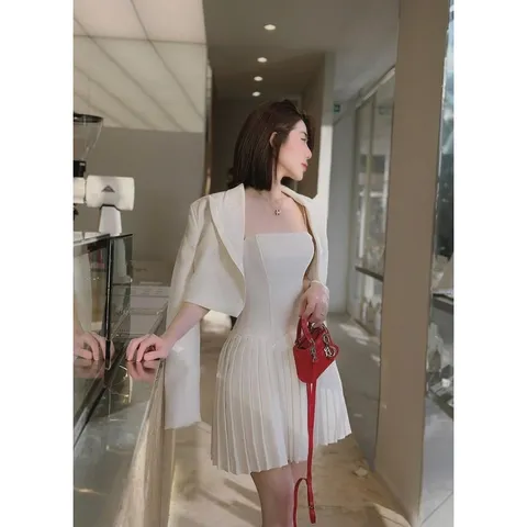 Set áo vest + đầm 2 dây dập ly mau trắng  Giá 299k/ set Hàng co sẵn giao ngay Chất liệu tuyết mưa