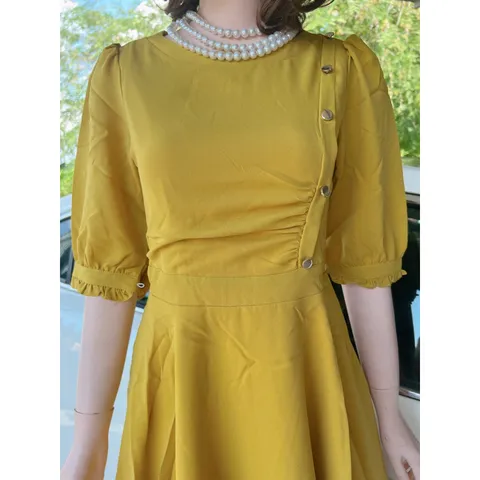 Đầm xoè cách điệu đinh nút Giá 290k Hàng có sẵn giao ngay Màu vàng chanh