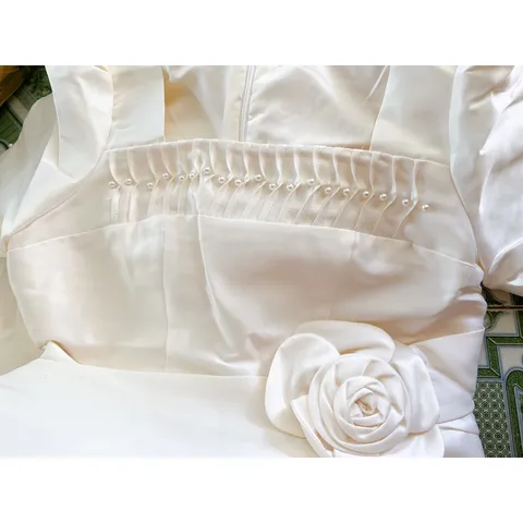 Đầm dáng xoè cổ vuông đính ngọc xếp ly ngực Màu kem  Hàng có sẵn giao ngay L Giá 380k