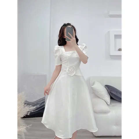 Đầm dáng xoè cổ vuông đính ngọc xếp ly ngực Màu kem  Hàng có sẵn giao ngay L Giá 380k