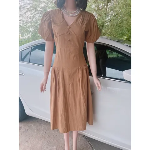 Đầm chất lennin - Size : S,M -Giá 290k Hàng có sẵn giao ngay Màu nâu tây