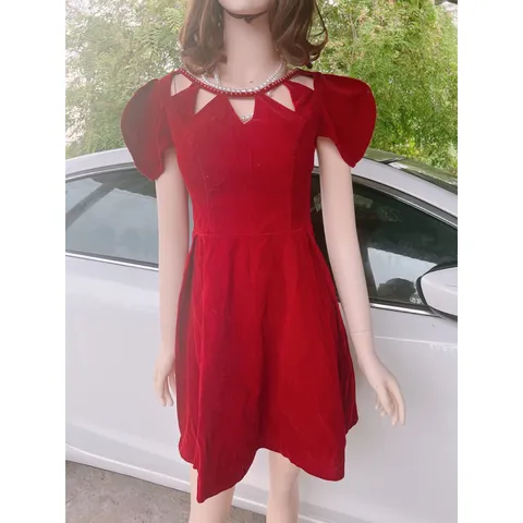 Đầm nhung có sẵn mút ngực Cổ cách điệu sang trong Giá 320k Hàng có sẵn giao ngay Chất liệu nhung