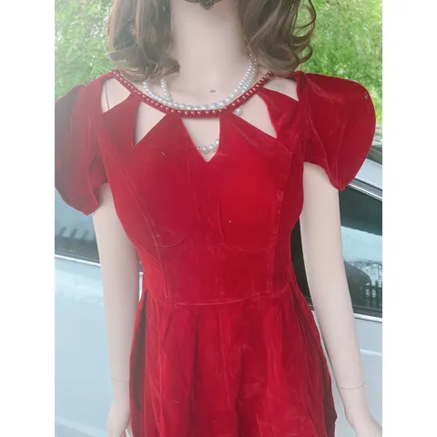 Đầm nhung có sẵn mút ngực Cổ cách điệu sang trong Giá 320k Hàng có sẵn giao ngay Chất liệu nhung