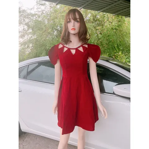 Đầm nhung có sẵn mút ngực Cổ cách điệu sang trong Giá 320k Hàng có sẵn giao ngay Chất liệu nhung