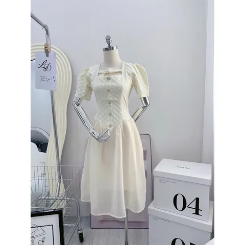 ĐẦM MIDI XỐP NÚT DÂY NGỰC PHỐI CHÂN TƠ Giá 290k Hàng có sẵn giao ngay Maù kem