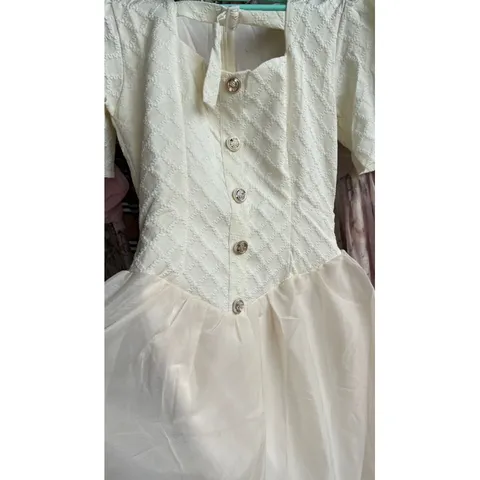 ĐẦM MIDI XỐP NÚT DÂY NGỰC PHỐI CHÂN TƠ Giá 290k Hàng có sẵn giao ngay Maù kem