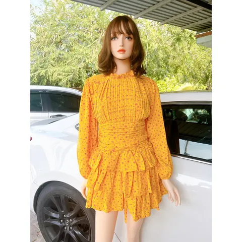 Đầm vàng hoa tầng Phía sau hở lưng xíu Giá 290k Hàng có sẵn giao ngay