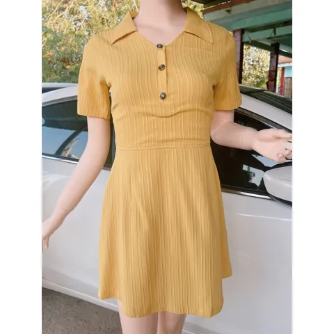 Đầm vàng vân nổi Giá 290k Hàng có sẵn giao ngay Dưới 55kg mặc đẹp