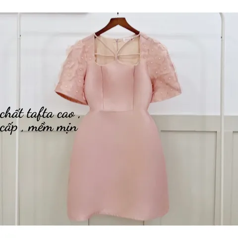Đầm hồng tapta đính hạt và hoa ở 2 tay Giá 320k Hàng có sẵn giao ngay Eo dứoi 70cm
