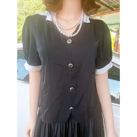 Áo kiểu như hình Giá 150k Hàng có sẵn giao ngay Màu đen Phía sau có dây kéo ( nút trang trí)