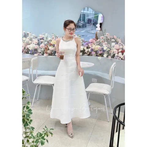 Đầm màu kem đính đá ở cổ Có màu kem và đỏ Giá 330k Hàng có sẵn giao ngay S Chất liệu tapta cao cấp