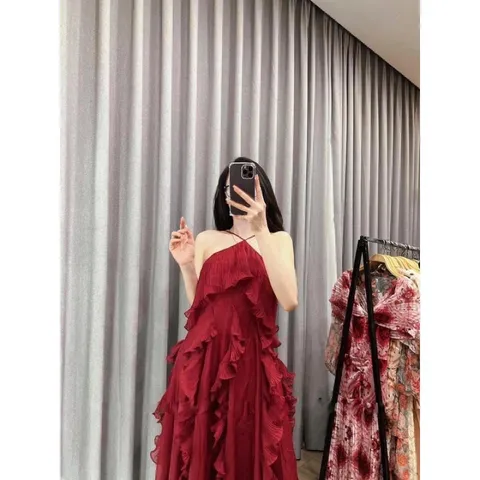 Đầm yếm maxi màu đỏ Hàng có sẵn giao ngay S Hàng chính chủ C  Giá 299k Hàng đúp lót 2 lớp