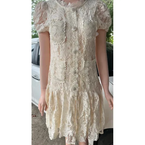Đầm ren maù kem  Chính chủ NH Giá 290k Hàng có sẵn giao ngay 2S