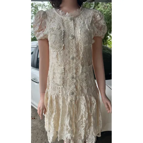 Đầm ren maù kem  Chính chủ NH Giá 290k Hàng có sẵn giao ngay 2S